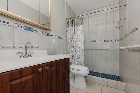 Bath - 7802 W 18th Ln, Hialeah, FL 33014 photo 1 of 2