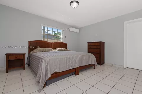 Bedroom - 7802 W 18th Ln, Hialeah, FL 33014 photo 1 of 4