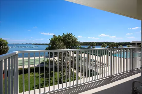 300 Bayview Dr #216, Sunny Isles Beach, FL 33160