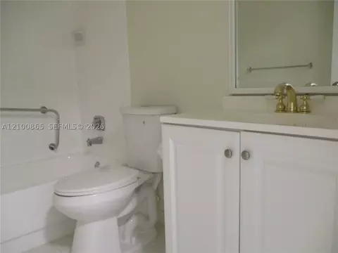 Bath - 6531 SE Se Federal Hwy #J112, Stuart, FL 34997 photo 4 of 5