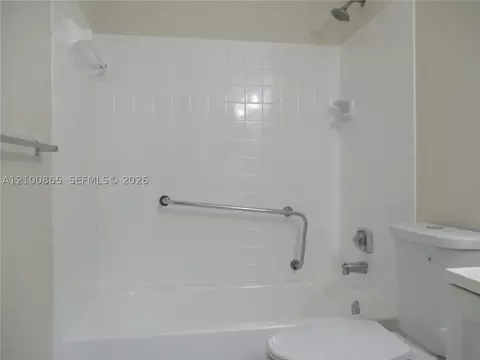 Bath - 6531 SE Se Federal Hwy #J112, Stuart, FL 34997 photo 5 of 5
