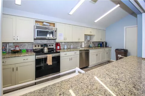 Kitchen - 6531 SE Se Federal Hwy #J112, Stuart, FL 34997 photo 5 of 5
