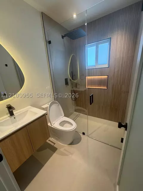 Bath - 841 NE 4th Pl, Hialeah, FL 33010 photo 2 of 3