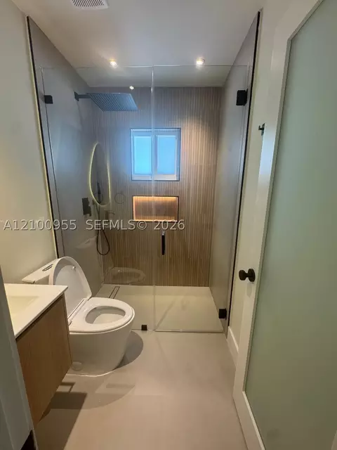 Bath - 841 NE 4th Pl, Hialeah, FL 33010 photo 3 of 3
