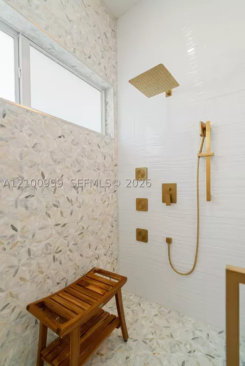 Bath - 862 Cardinal, Key Largo, FL 33037 photo 3 of 7