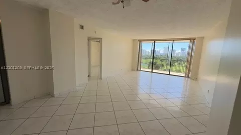 20301 W Country Club Dr #826, Aventura, FL 33180
