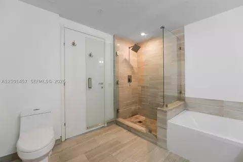 Bath - 1300 Brickell Bay Dr #1203, Miami, FL 33131 photo 2 of 2