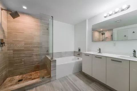 Bath - 1300 Brickell Bay Dr #1203, Miami, FL 33131 photo 1 of 2