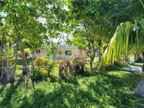 Exterior - 1120 E Le Jeune Rd, Hialeah, FL 33010 photo 14 of 24