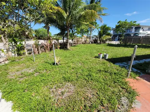 Exterior - 1120 E Le Jeune Rd, Hialeah, FL 33010 photo 20 of 24