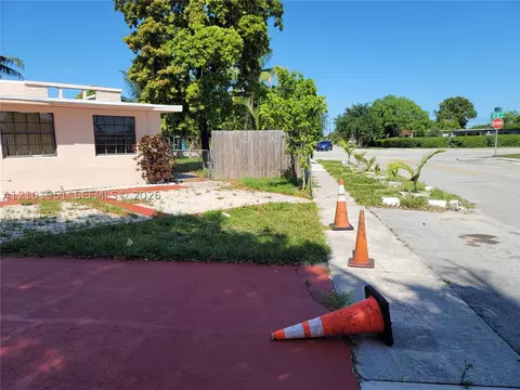 Exterior - 1120 E Le Jeune Rd, Hialeah, FL 33010 photo 23 of 24