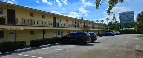 2800 NE 203rd St #8, Aventura, FL 33180