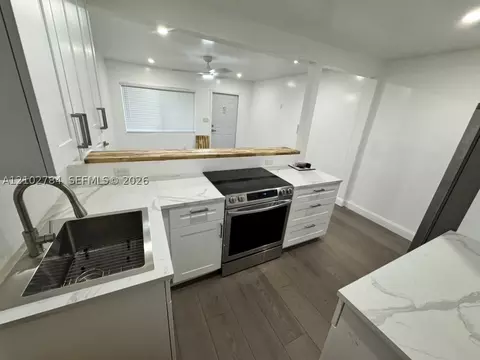 565 NE 32nd St, Oakland Park, FL 33334