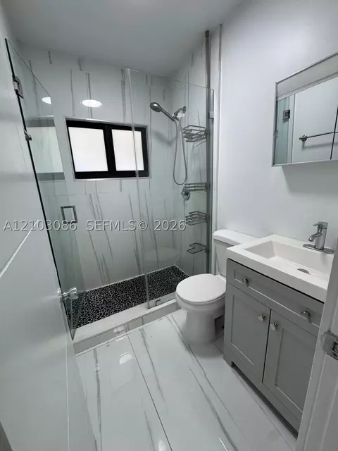 Bath - 850 SE 2nd Pl, Hialeah, FL 33010 photo 2 of 4
