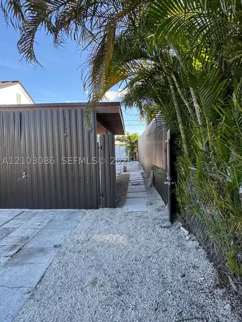 Exterior - 850 SE 2nd Pl, Hialeah, FL 33010 photo 2 of 7