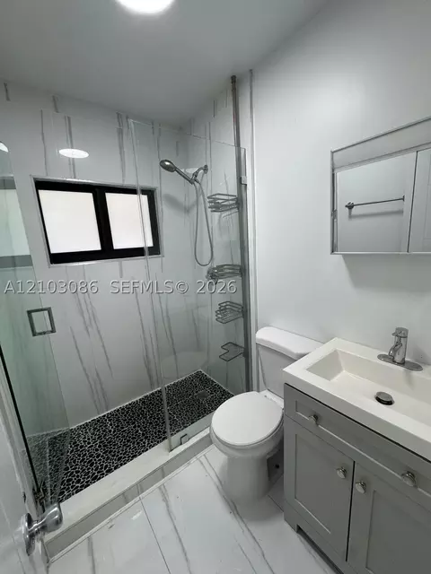 Bath - 850 SE 2nd Pl, Hialeah, FL 33010 photo 3 of 4