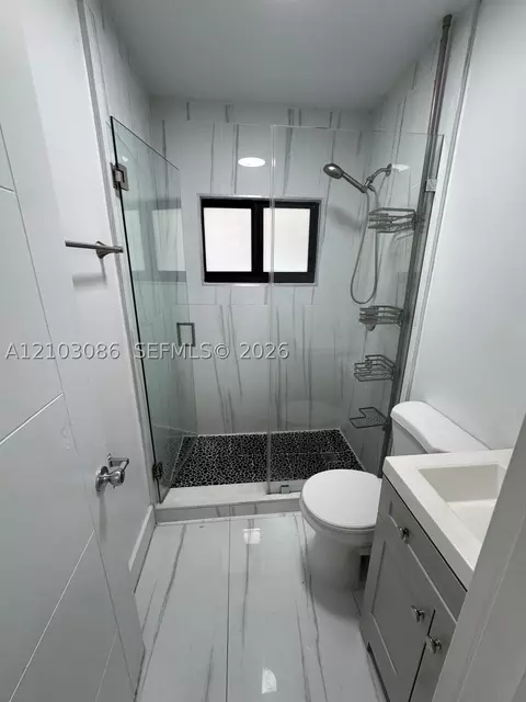Bath - 850 SE 2nd Pl, Hialeah, FL 33010 photo 4 of 4