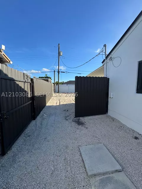 Exterior - 850 SE 2nd Pl, Hialeah, FL 33010 photo 5 of 7