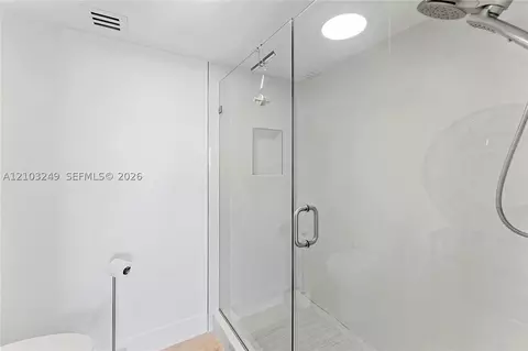 Bath - 840 Ocean Dr #1105, Juno Beach, FL 33408 photo 2 of 3