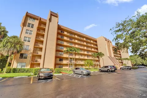 3001 W Rolling Hills Cir #702, Davie, FL 33328