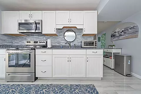 Kitchen - 30 Orange Dr, Key Largo, FL 33037 photo 3 of 4