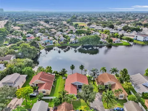 10639 Lago Welleby Dr, Sunrise, FL 33351
