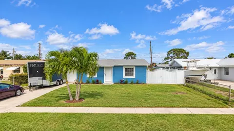 4947 N Royal Ct N, West Palm Beach, FL 33415