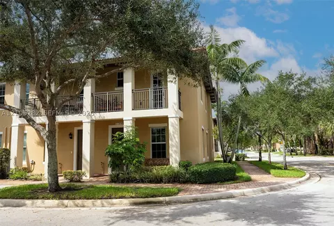 1104 SW 146th Ter, Pembroke Pines, FL 33027