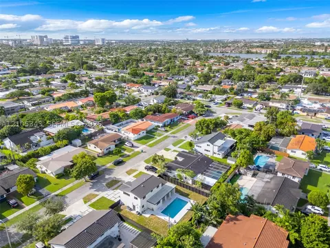 View/Area - 1735 SW 97th Pl, Miami, FL 33165 photo 6 of 11