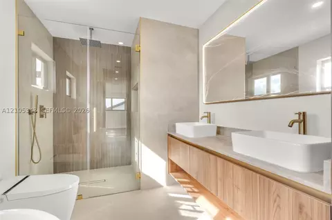 Bath - 1735 SW 97th Pl, Miami, FL 33165 photo 4 of 5