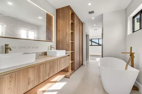 Bath - 1735 SW 97th Pl, Miami, FL 33165 photo 5 of 5