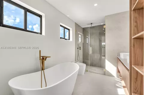 Bath - 1735 SW 97th Pl, Miami, FL 33165 photo 3 of 5