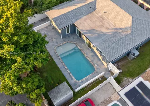 4200 NW 42nd St, Lauderdale Lakes, FL 33319