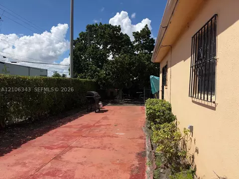 Exterior - 2500 W 8th Ln, Hialeah, FL 33010 photo 2 of 6