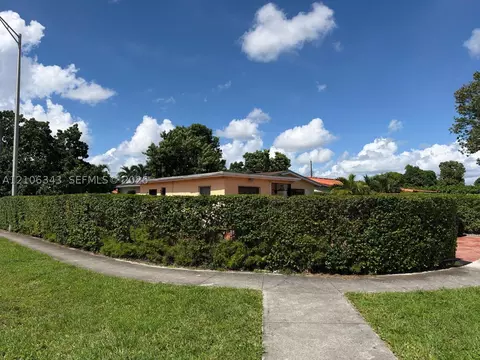 Exterior - 2500 W 8th Ln, Hialeah, FL 33010 photo 5 of 6