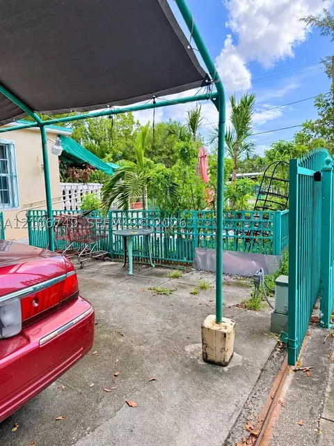 250 NW 38th Ct, Miami, FL 33126