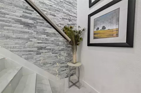 Entry Way - 8115 W 8th Ct, Hialeah, FL 33014 photo 4 of 9
