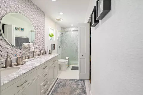 Bath - 8115 W 8th Ct, Hialeah, FL 33014 photo 4 of 11