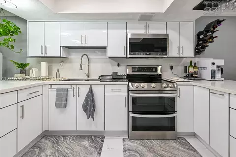 Kitchen - 8115 W 8th Ct, Hialeah, FL 33014 photo 4 of 6