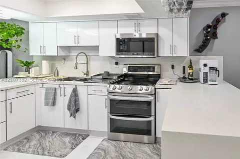 Kitchen - 8115 W 8th Ct, Hialeah, FL 33014 photo 5 of 6