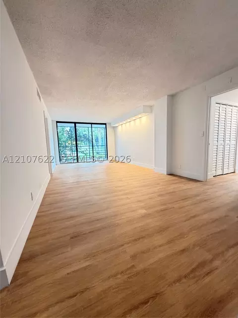 20400 W Country Club Dr #112, Aventura, FL 33180