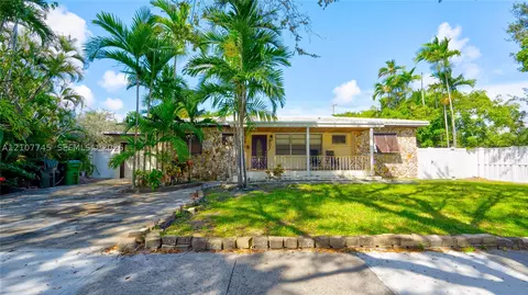 901 NE 8th St, Hallandale Beach, FL 33009