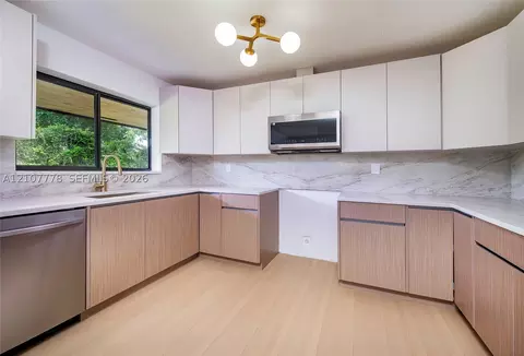 9261 SW 11th St, Miami, FL 33174