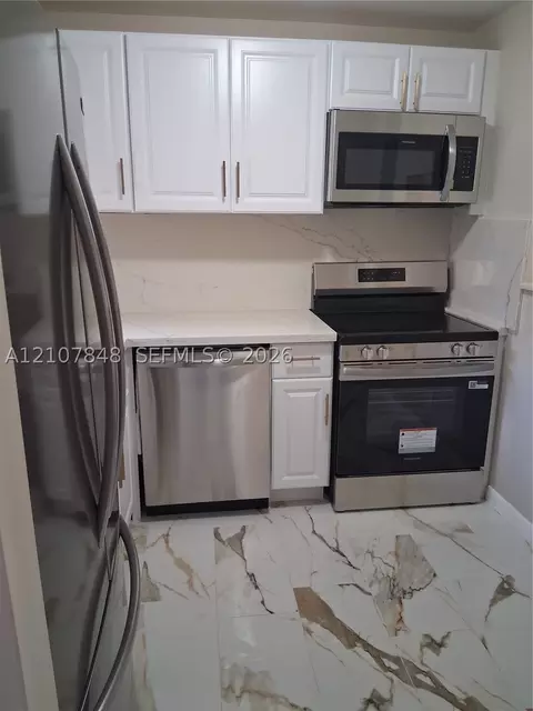9750 Sunrise Lakes Blvd #106, Sunrise, FL 33322