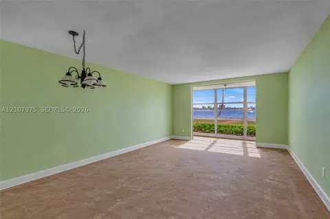 2910 Point East Dr #M108, Aventura, FL 33160