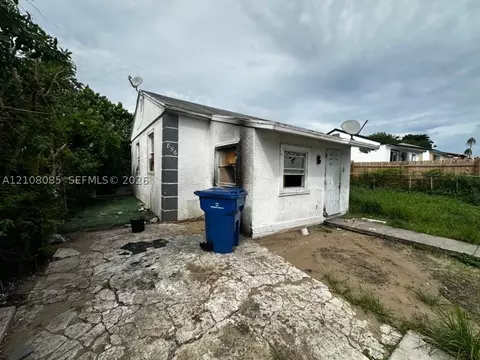 856 W 4th St, Riviera Beach, FL 33404