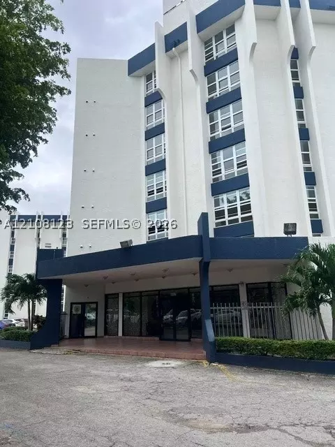 9682 Fontainebleau Blvd #709, Miami, FL 33172