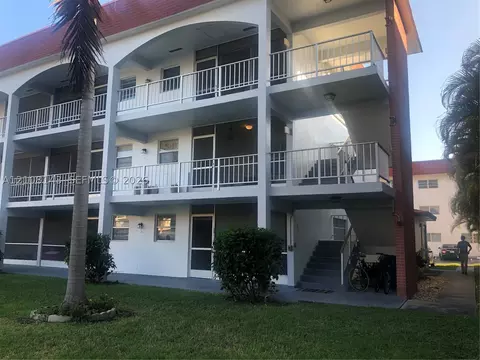 541 Blue Heron Dr #220, Hallandale Beach, FL 33009