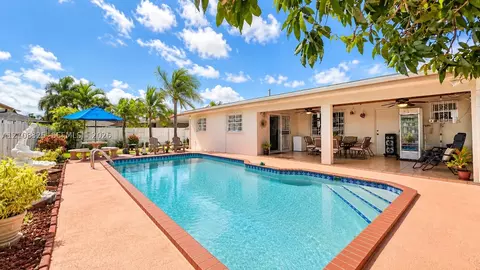 Exterior - 7931 W 6th Ave, Hialeah, FL 33014 photo 2 of 4