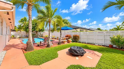 Exterior - 7931 W 6th Ave, Hialeah, FL 33014 photo 4 of 4